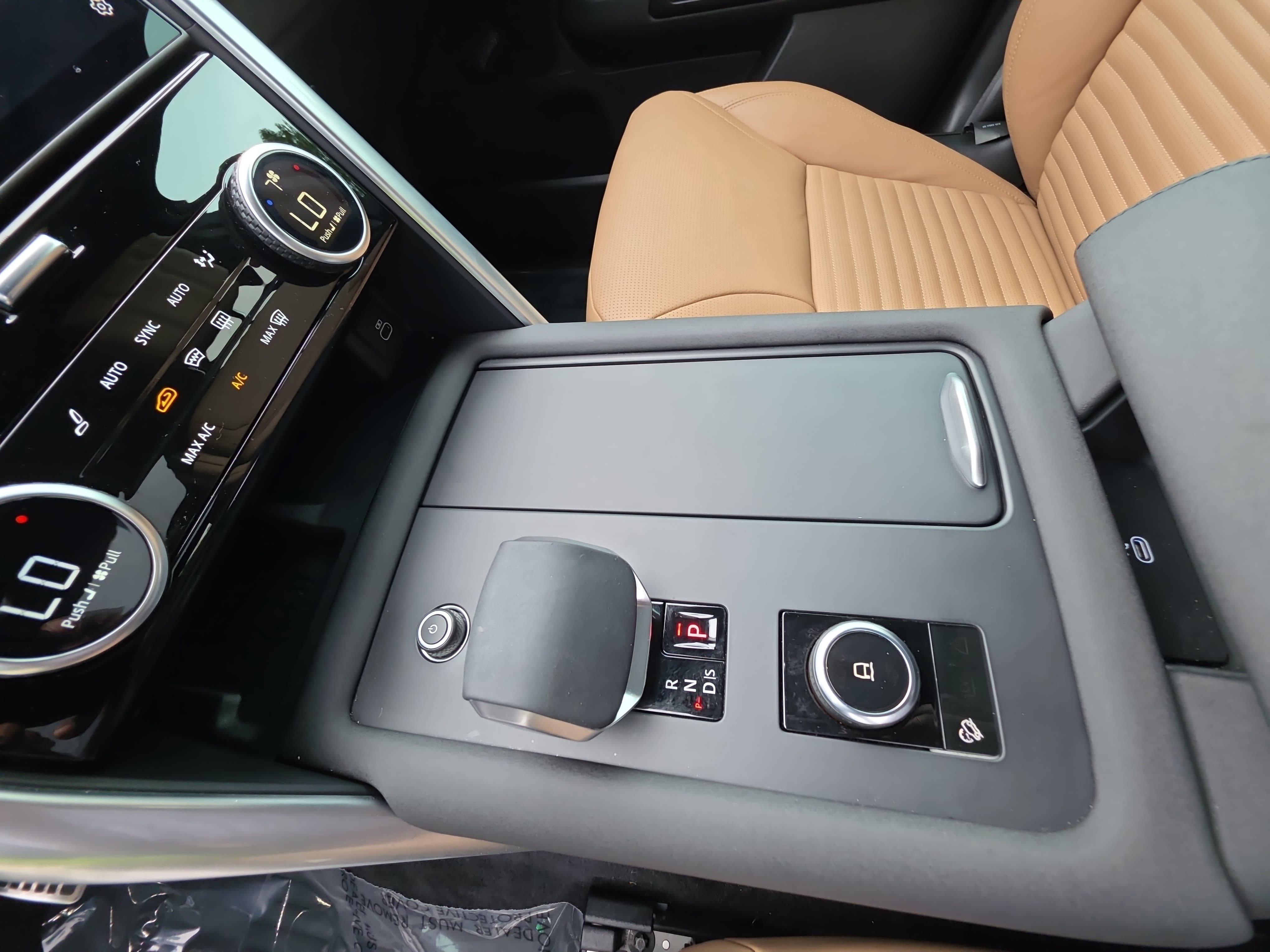 Used 2025 Land Rover Discovery Dynamic SE AWD/4WD image 25