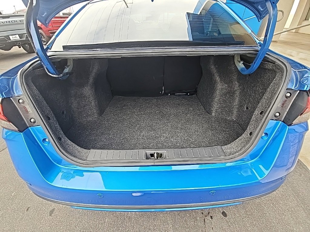 Used 2022 Nissan Versa SR image 11