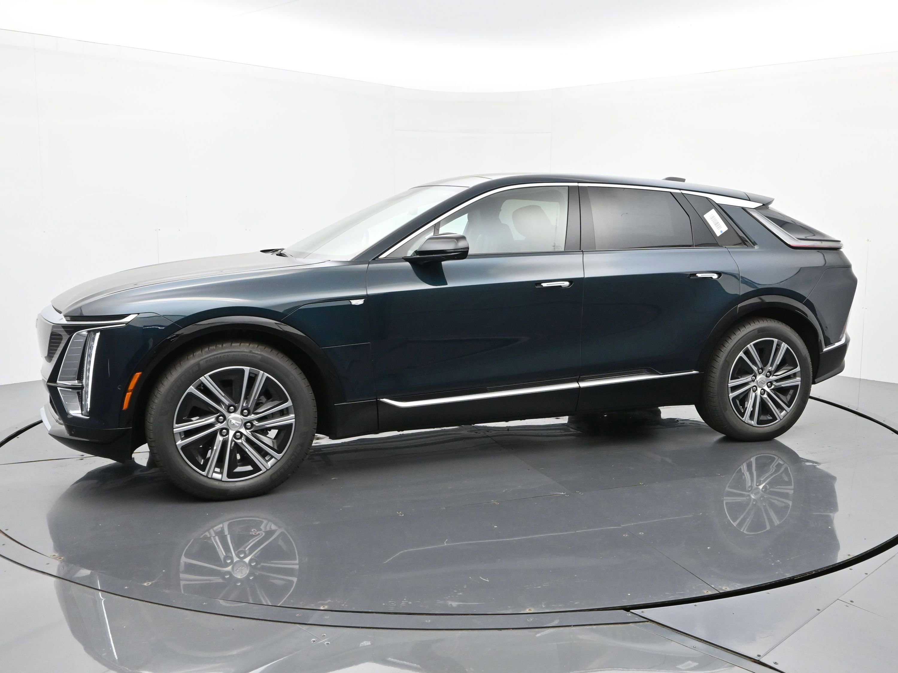 New 2025 Cadillac Lyriq Luxury image 2