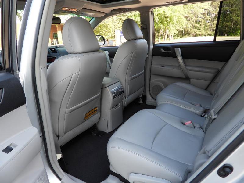Used 2012 Toyota Highlander SE w/ Tow Pkg FWD image 37