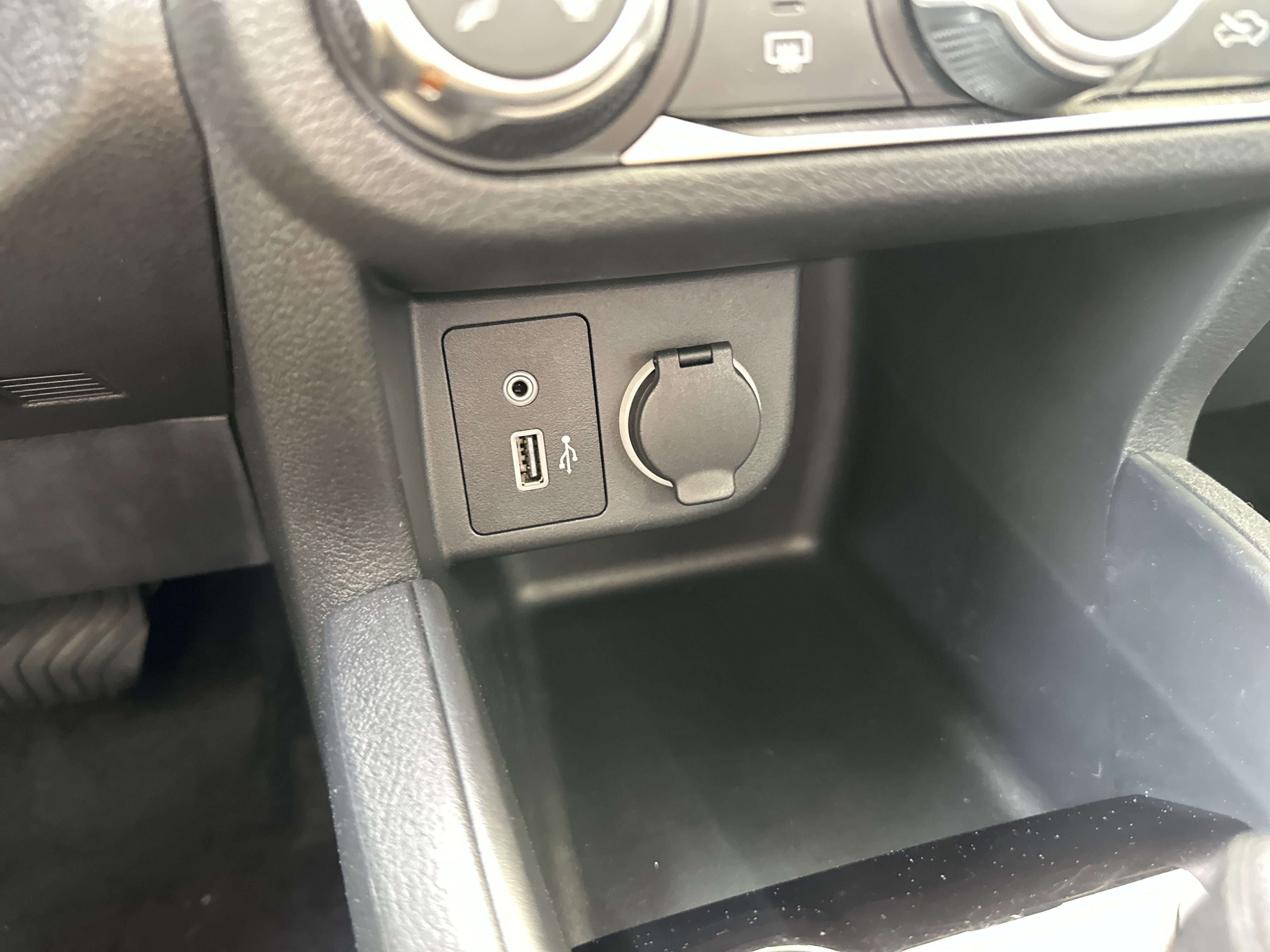 Used 2022 Nissan Kicks S FWD image 32