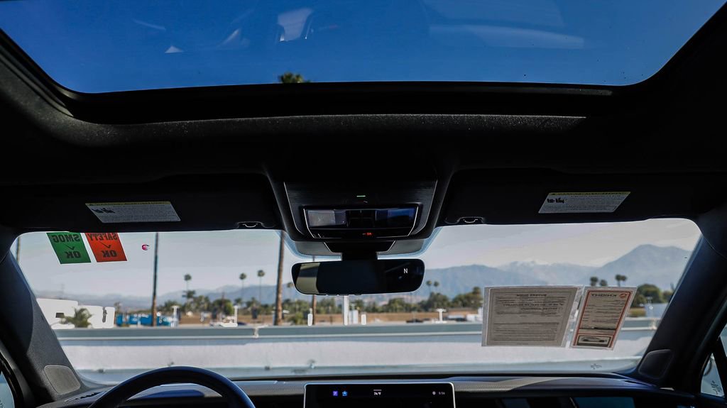 Used 2025 Volkswagen Tiguan SE R-Line image 18