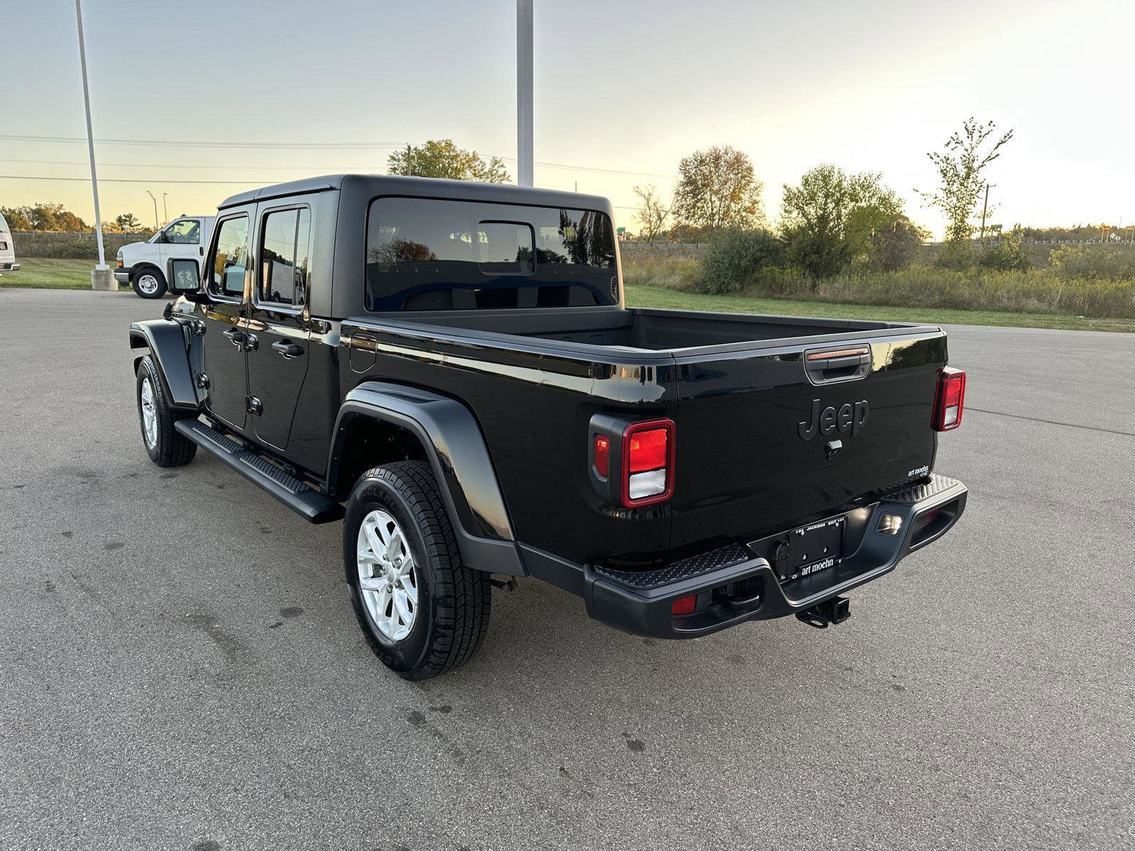Used 2023 Jeep Gladiator Sport image 3