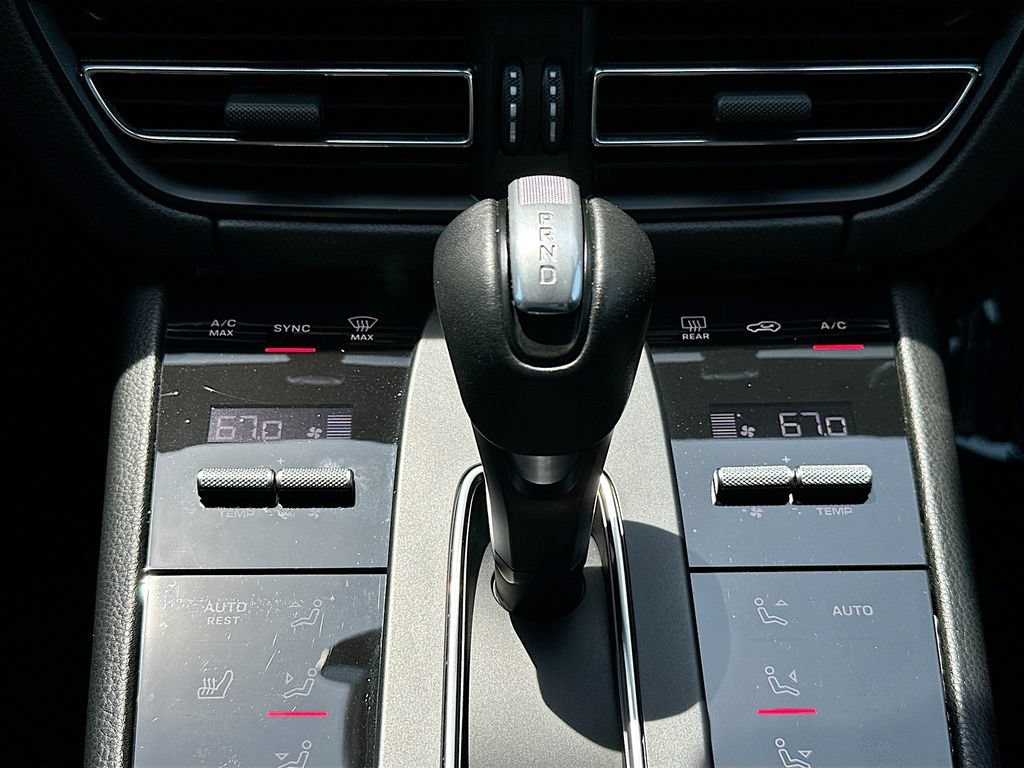 Certified 2022 Porsche Macan S AWD/4WD image 18