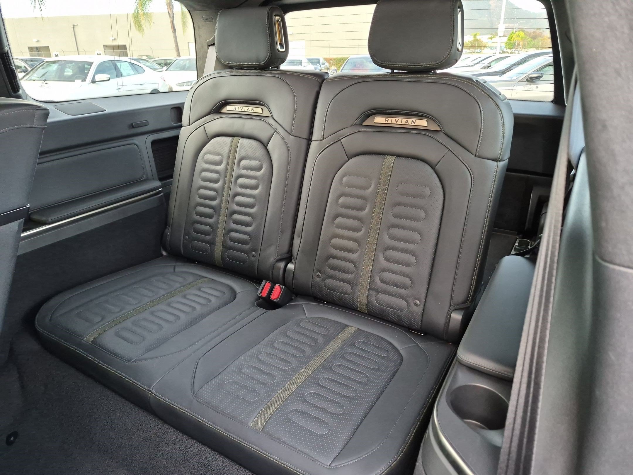 Used 2025 Rivian R1S Adventure AWD/4WD image 31