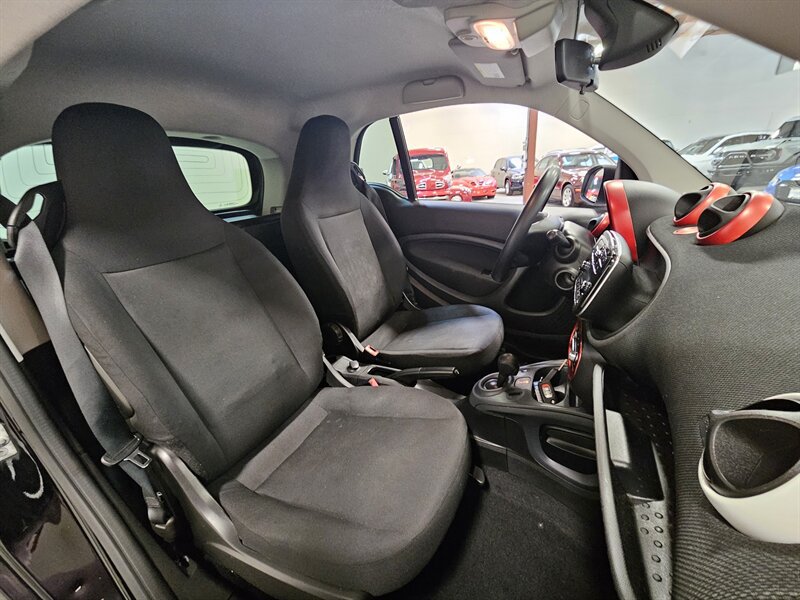 Used 2017 smart fortwo pure RWD image 21