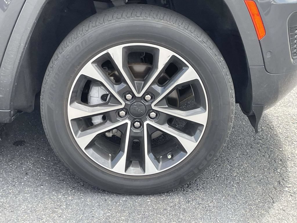 Certified 2022 Jeep Grand Cherokee Overland w/ Luxury Tech Group IV AWD/4WD image 10