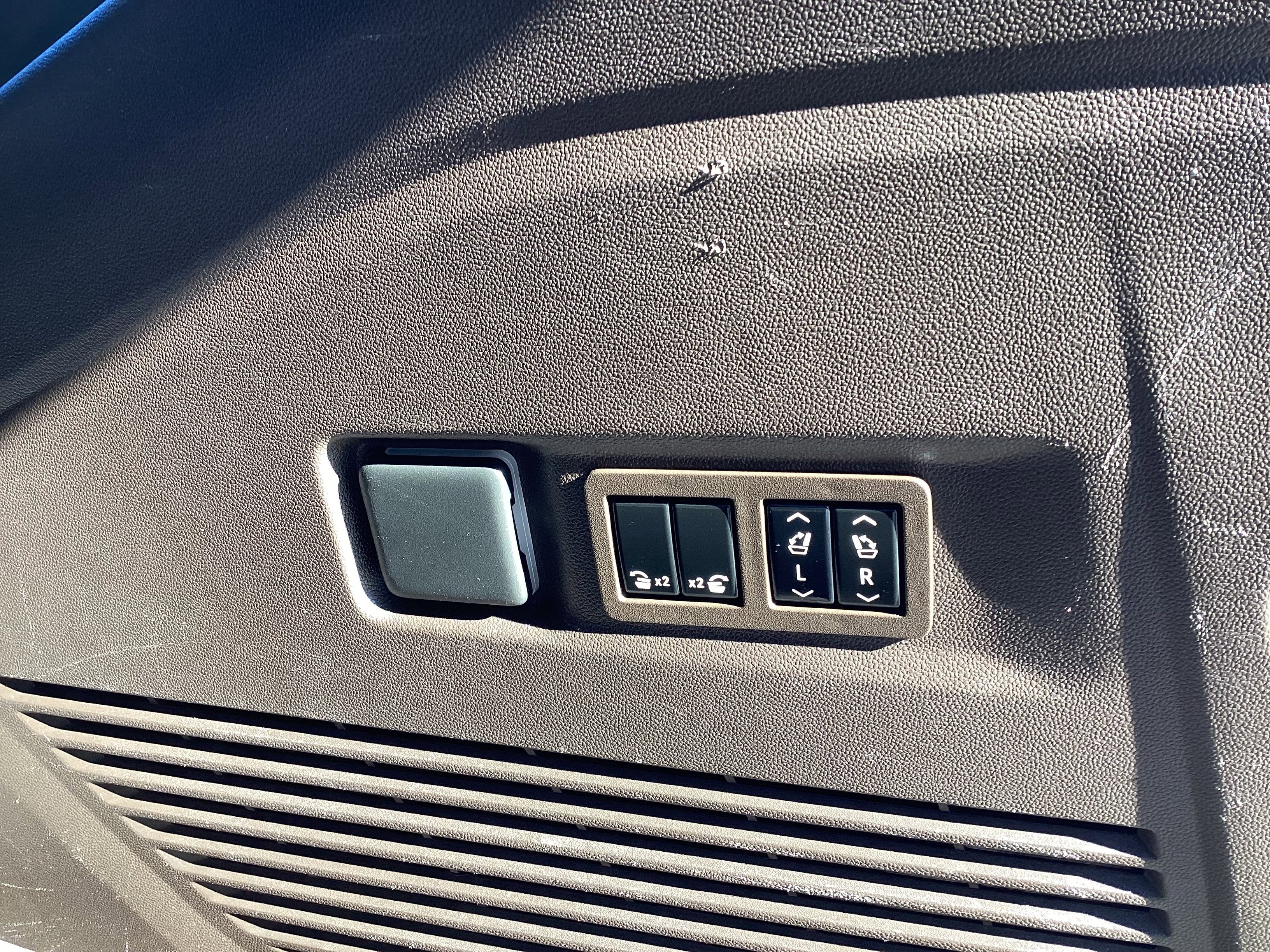 Used 2021 GMC Yukon XL Denali w/ Denali Premium Package image 11