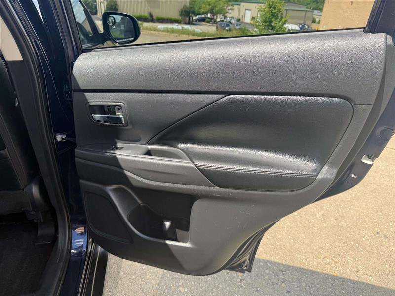 Used 2014 Mitsubishi Outlander GT image 22
