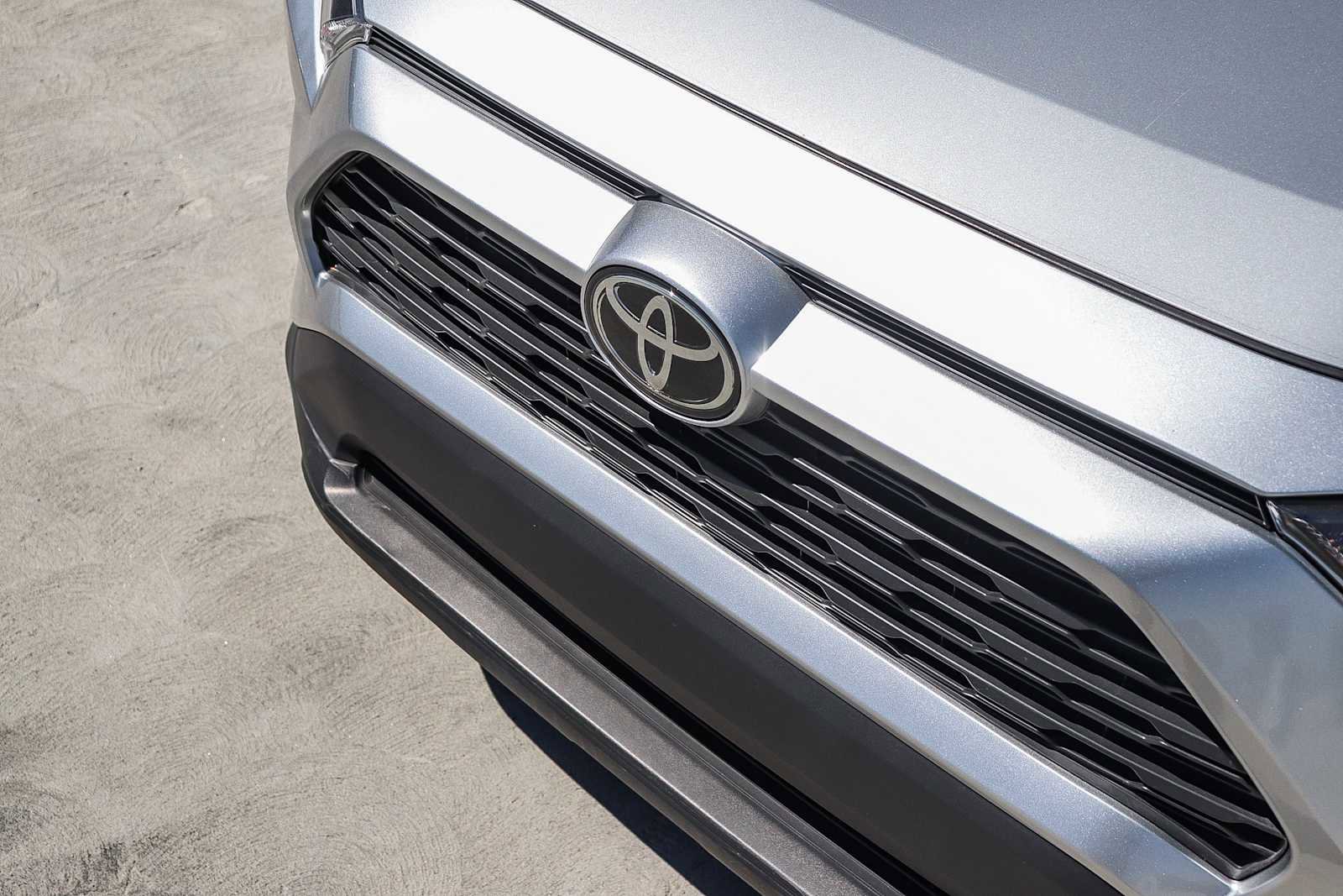 Used 2019 Toyota RAV4 LE image 8