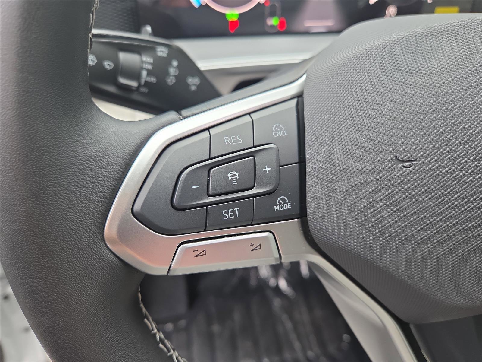 New 2025 Volkswagen Tiguan SE image 19