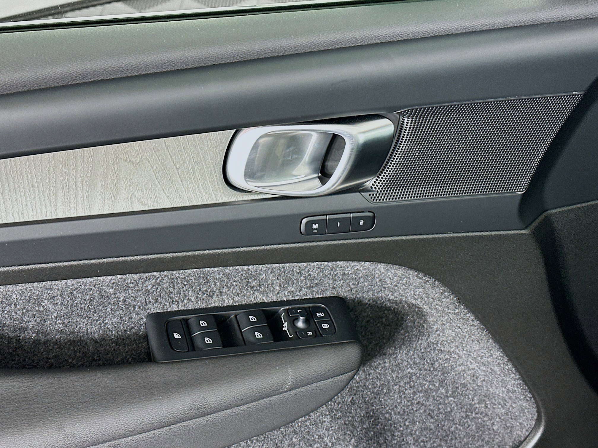 Used 2025 Volvo XC40 B5 Plus image 15