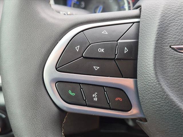 Used 2025 Chrysler Pacifica Select FWD image 4