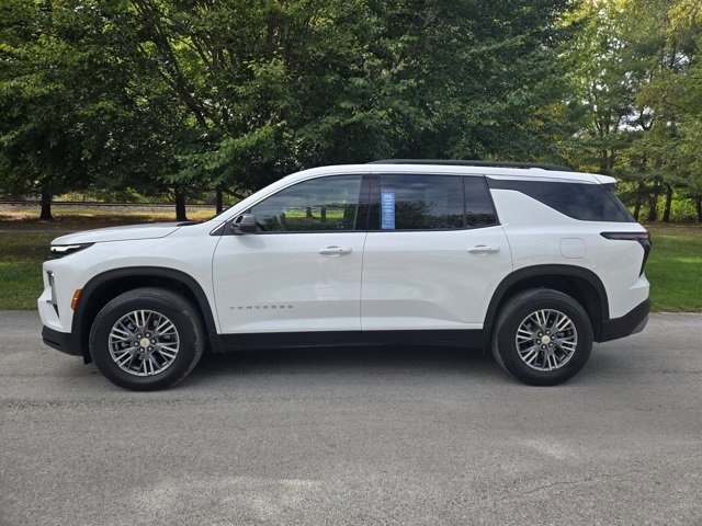 Used 2025 Chevrolet Traverse LT image 3