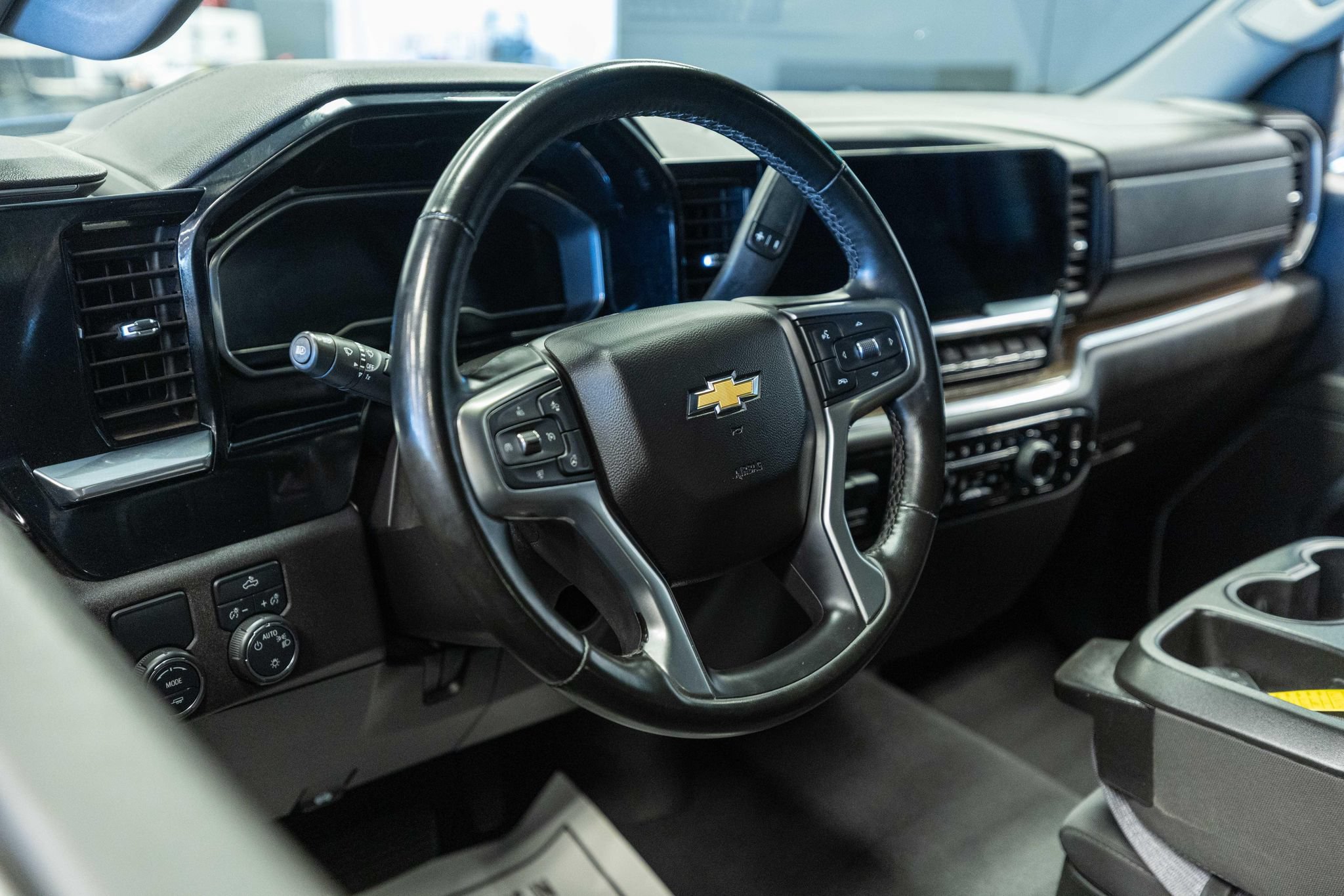 Used 2024 Chevrolet Silverado 1500 LT RWD image 9