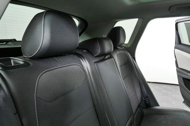 Used 2025 Volkswagen Taos SE w/ Panoramic Sunroof Package FWD image 21