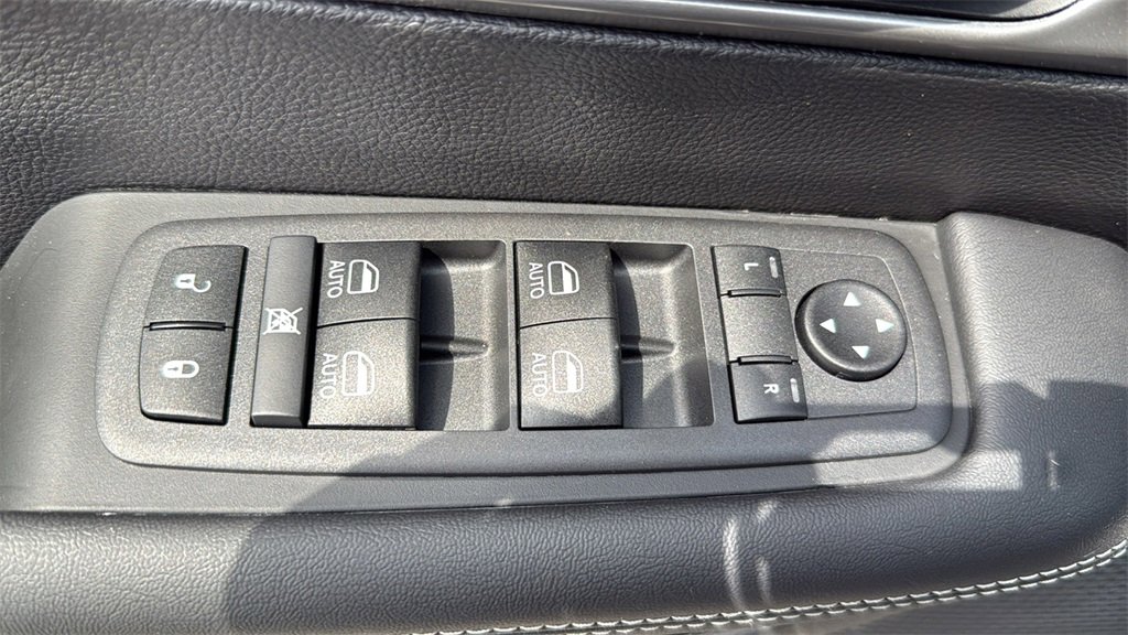 New 2025 Chrysler Pacifica Select image 17