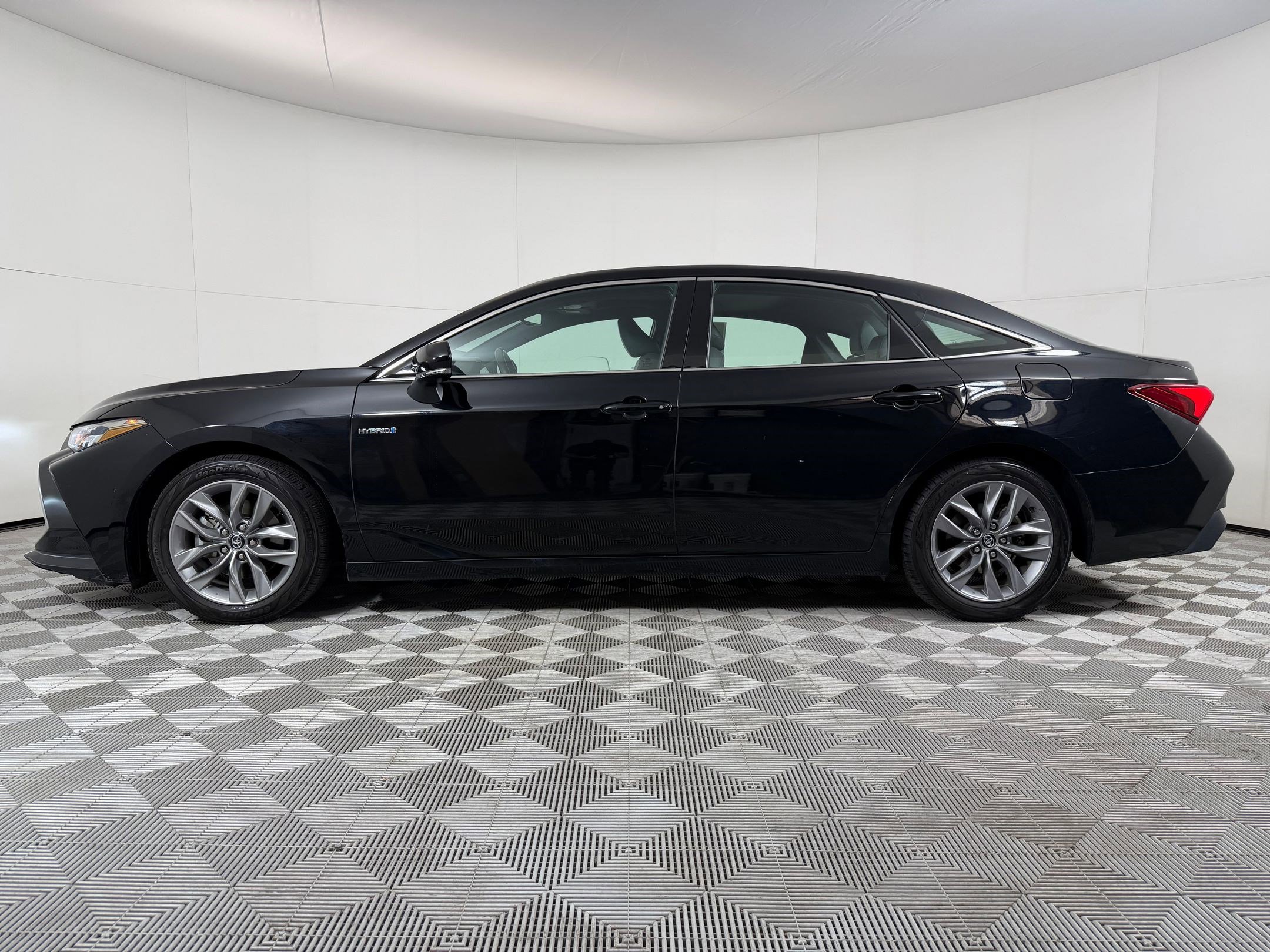 Used 2020 Toyota Avalon XLE w/ Moonroof Package FWD image 2