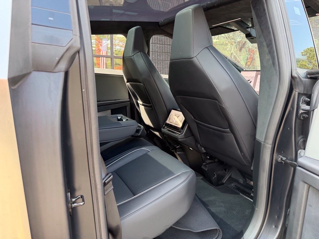 Used 2025 Tesla Cybertruck AWD Crew Cab image 37
