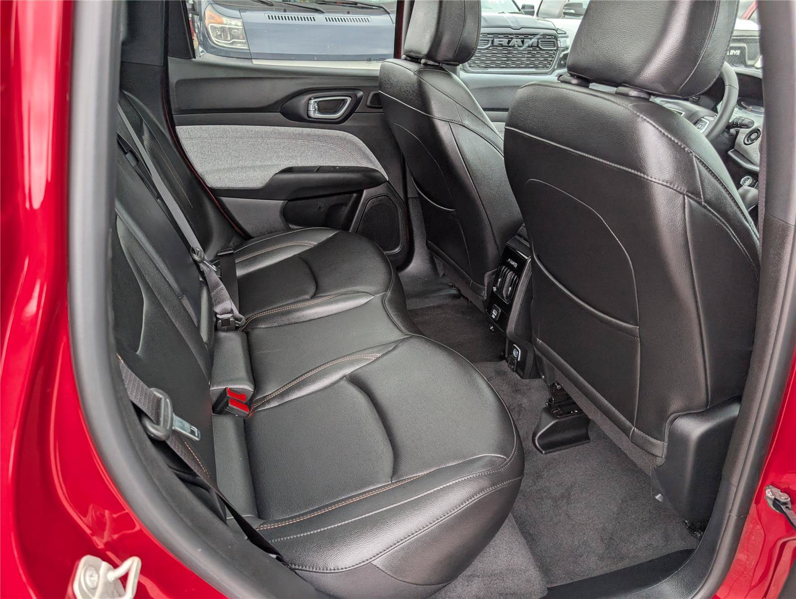 Used 2024 Jeep Compass Latitude w/ Sun and Sound Group AWD/4WD image 12