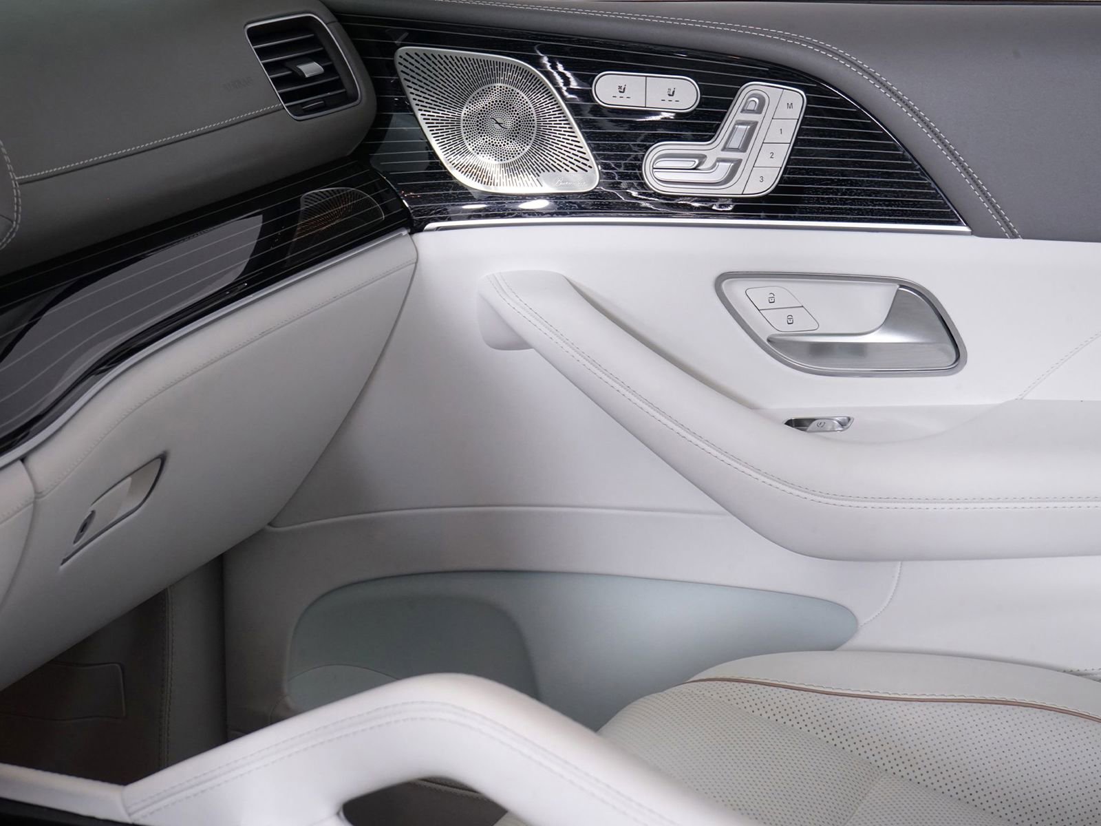 Used 2022 Mercedes-Benz Maybach GLS 600 4MATIC image 23