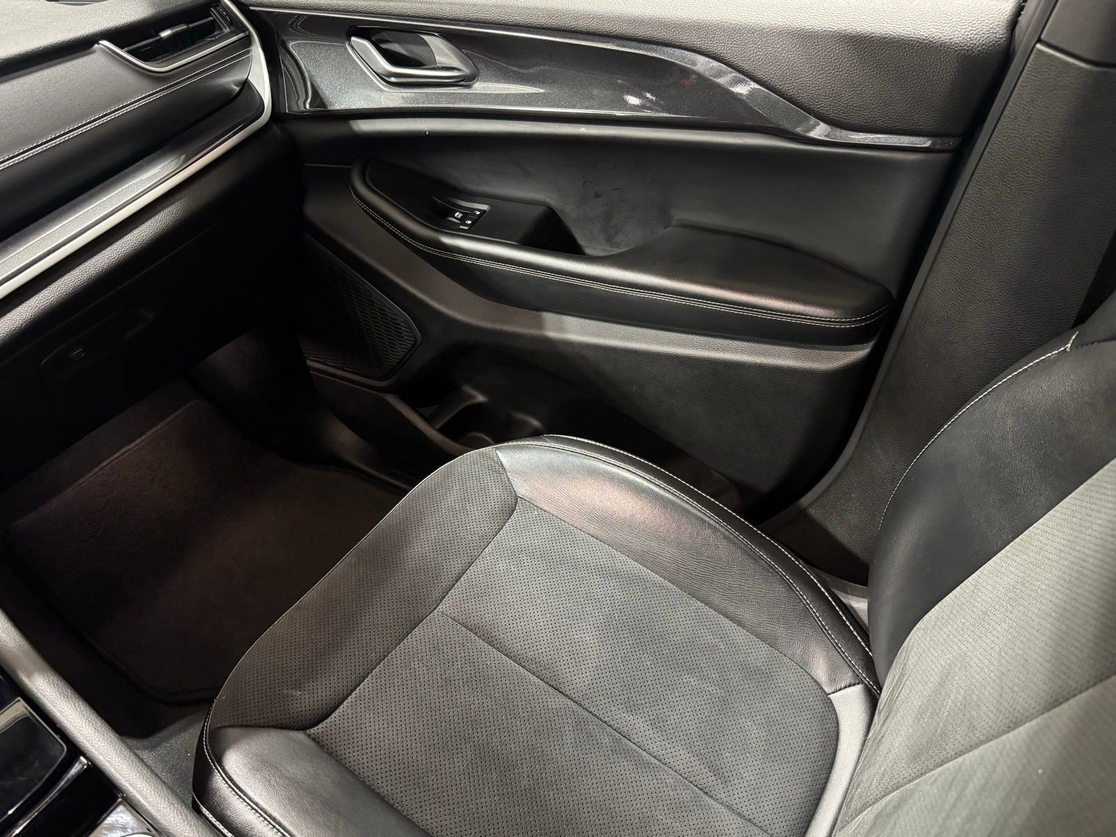 Used 2023 Jeep Grand Cherokee Altitude image 39