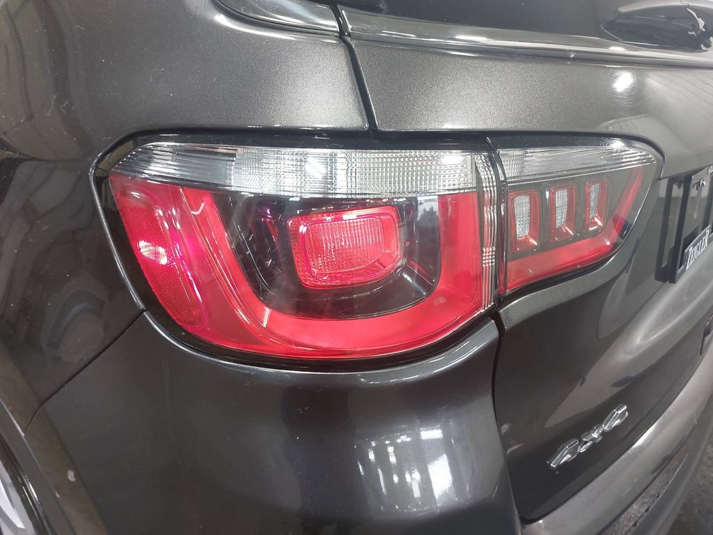 Used 2019 Jeep Compass Latitude w/ Cold Weather Group AWD/4WD image 34