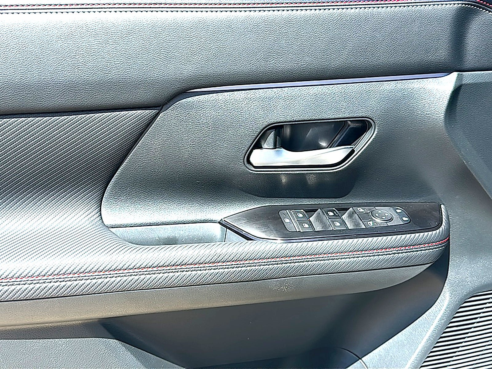 Certified 2025 Nissan Kicks SR FWD image 16