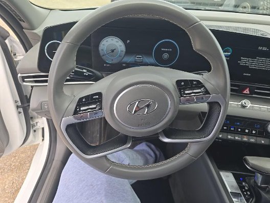 Used 2023 Hyundai Elantra SEL w/ Convenience Package FWD image 13