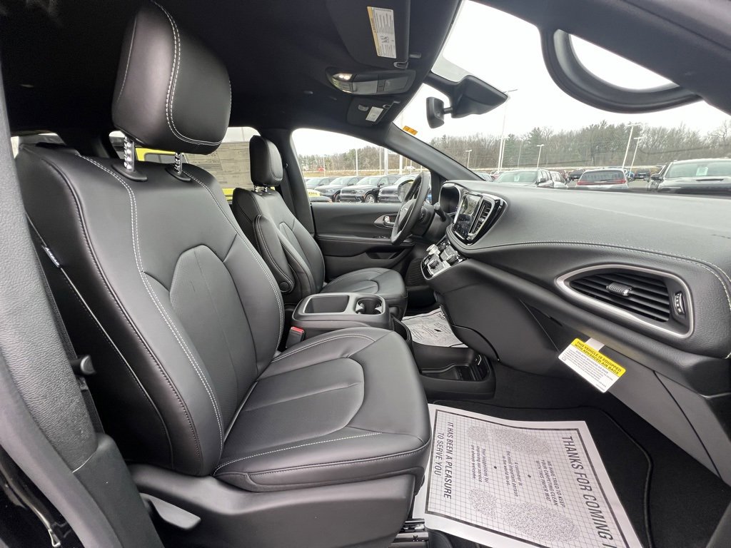 New 2026 Chrysler Pacifica Select image 10