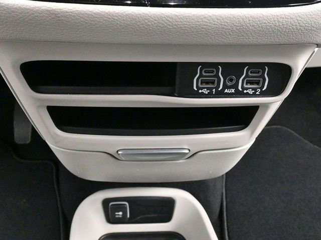 Used 2023 Chrysler Pacifica Touring-L image 18