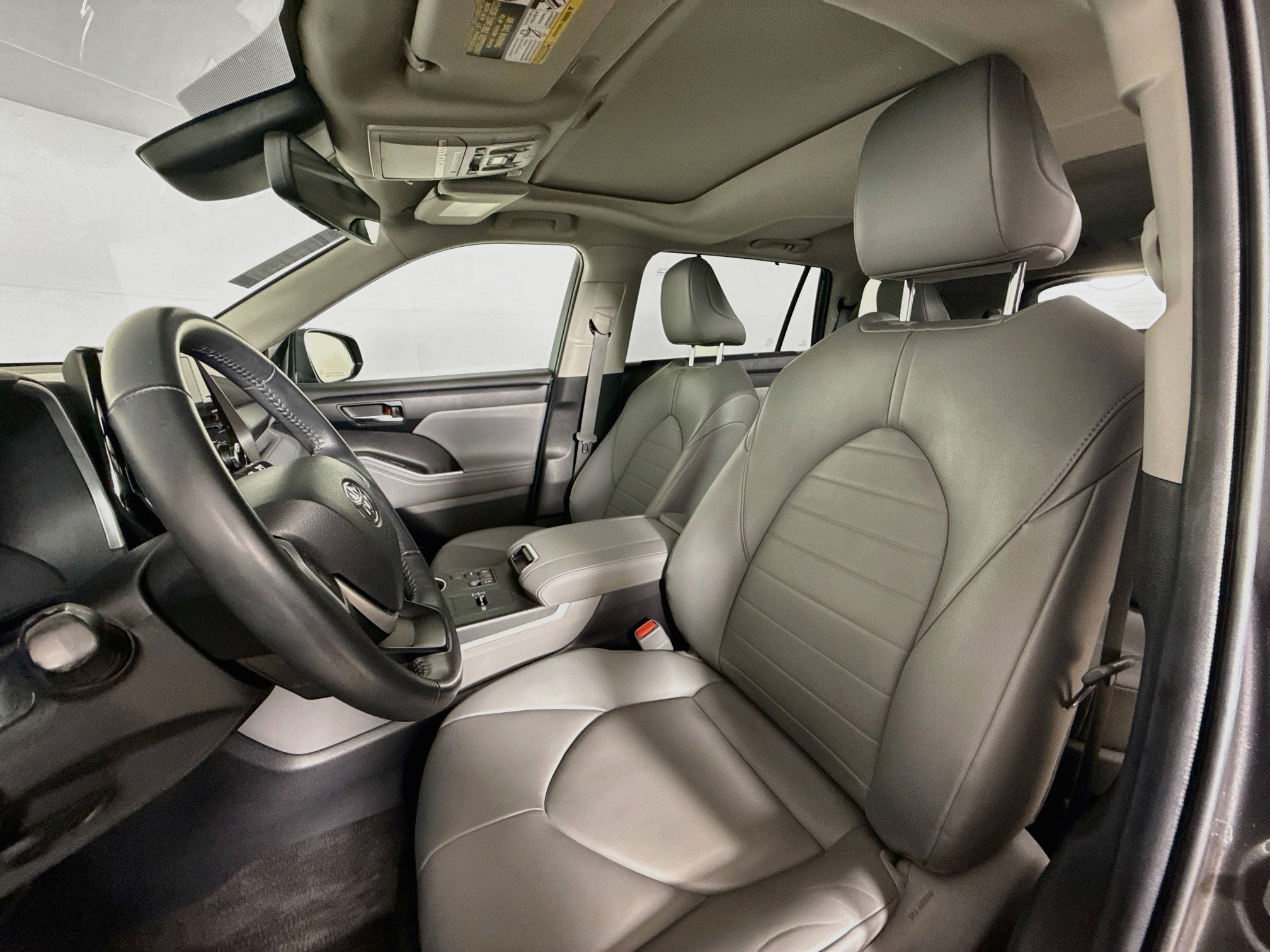 Used 2023 Toyota Highlander XLE FWD image 25