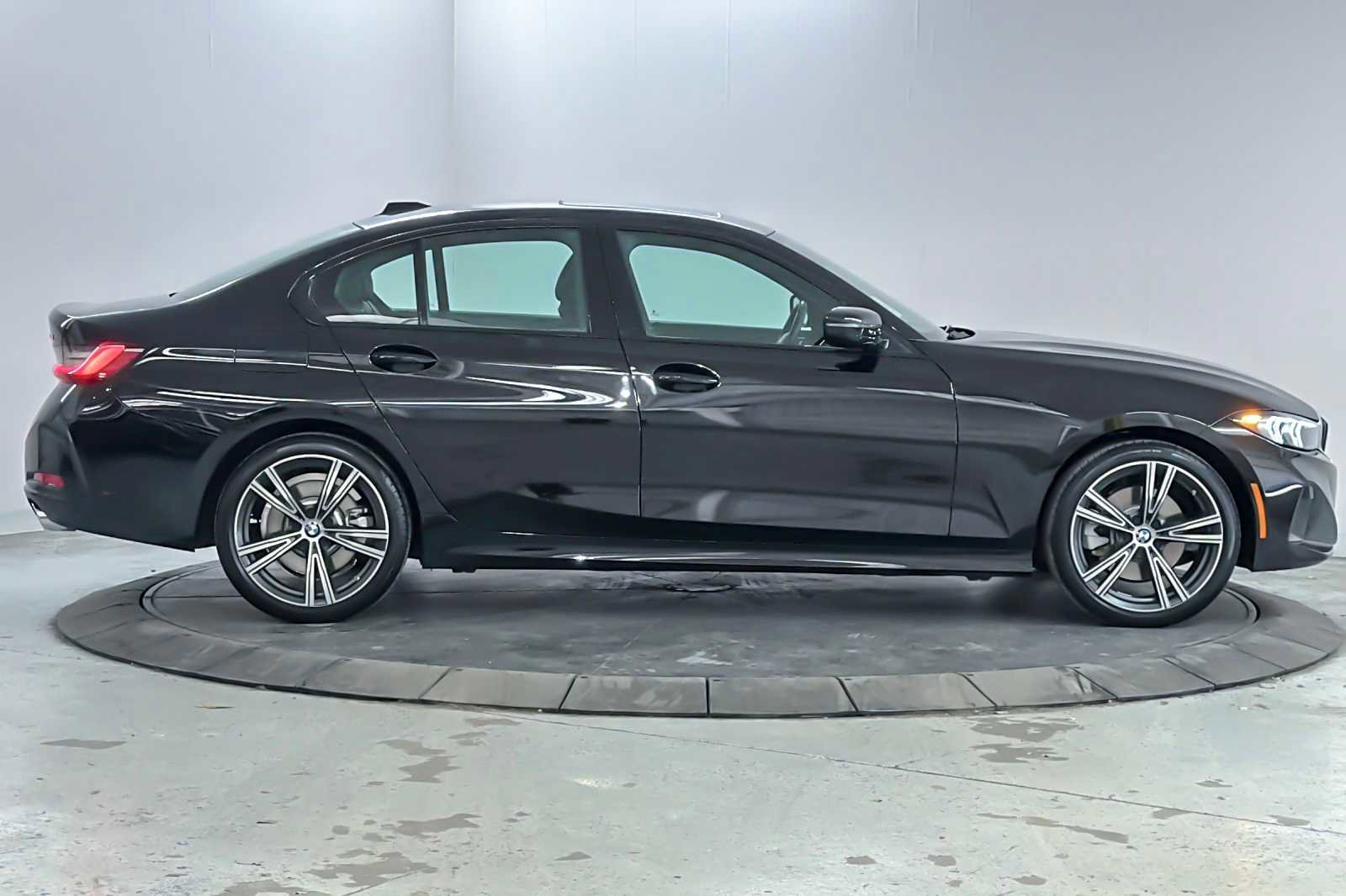 Used 2023 BMW 330i Sedan w/ Premium Package image 8