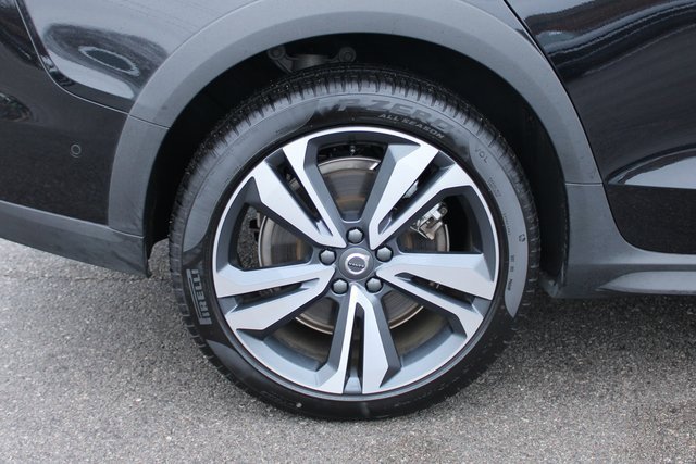Used 2025 Volvo V60 B5 Cross Country Plus image 39