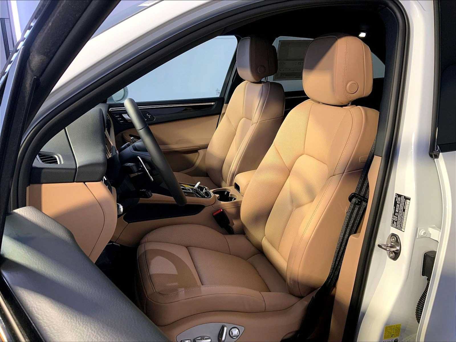 New 2026 Porsche Macan AWD/4WD image 5
