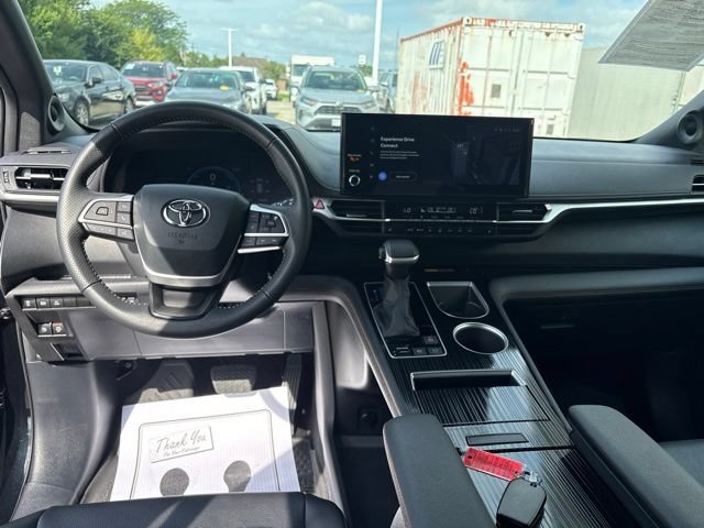 Certified 2025 Toyota Sienna XLE Woodland Edition AWD/4WD image 8