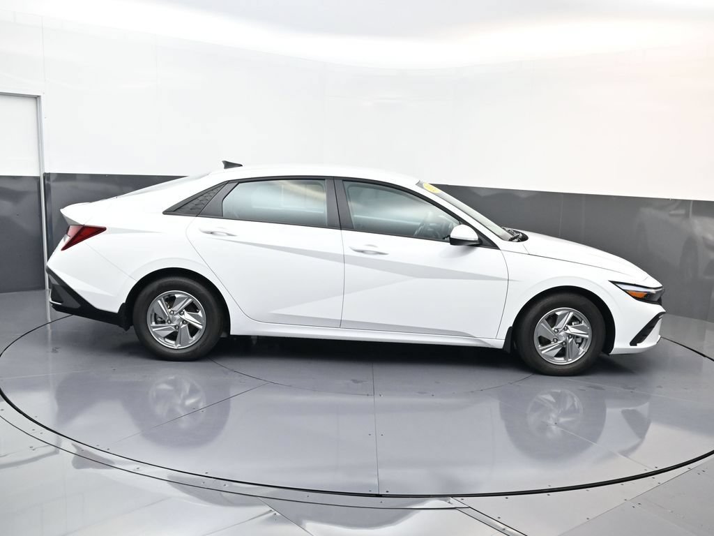 Certified 2026 Hyundai Elantra SE FWD image 3