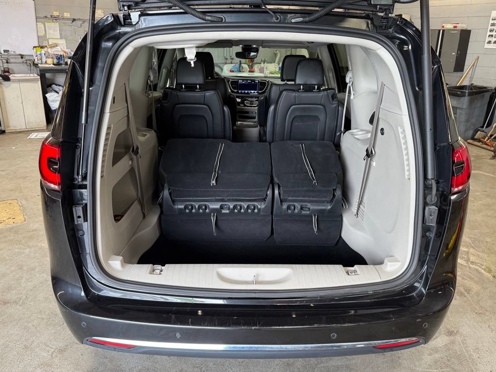 Used 2023 Chrysler Pacifica Touring-L AWD/4WD image 28