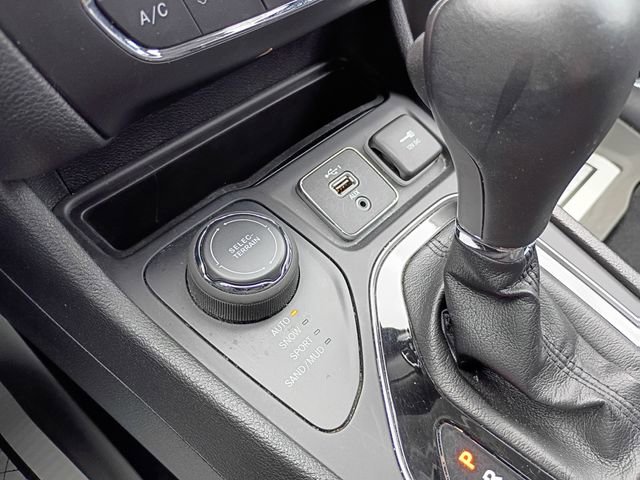 Used 2021 Jeep Cherokee Limited AWD/4WD image 16