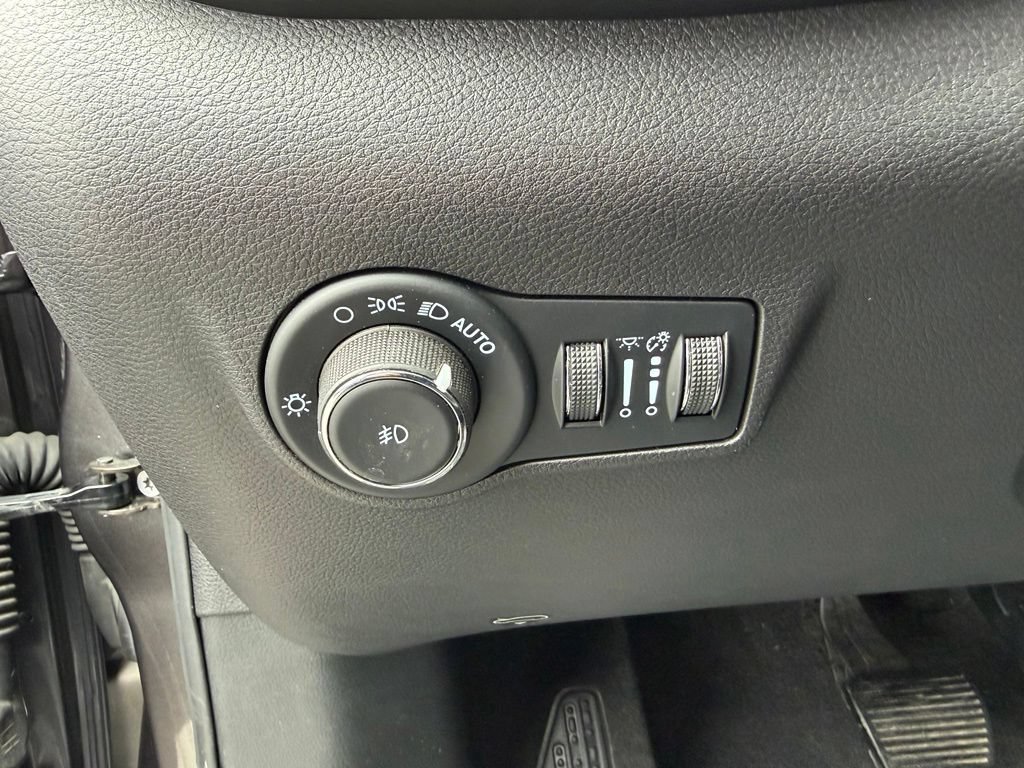Used 2023 Jeep Compass Latitude AWD/4WD image 23