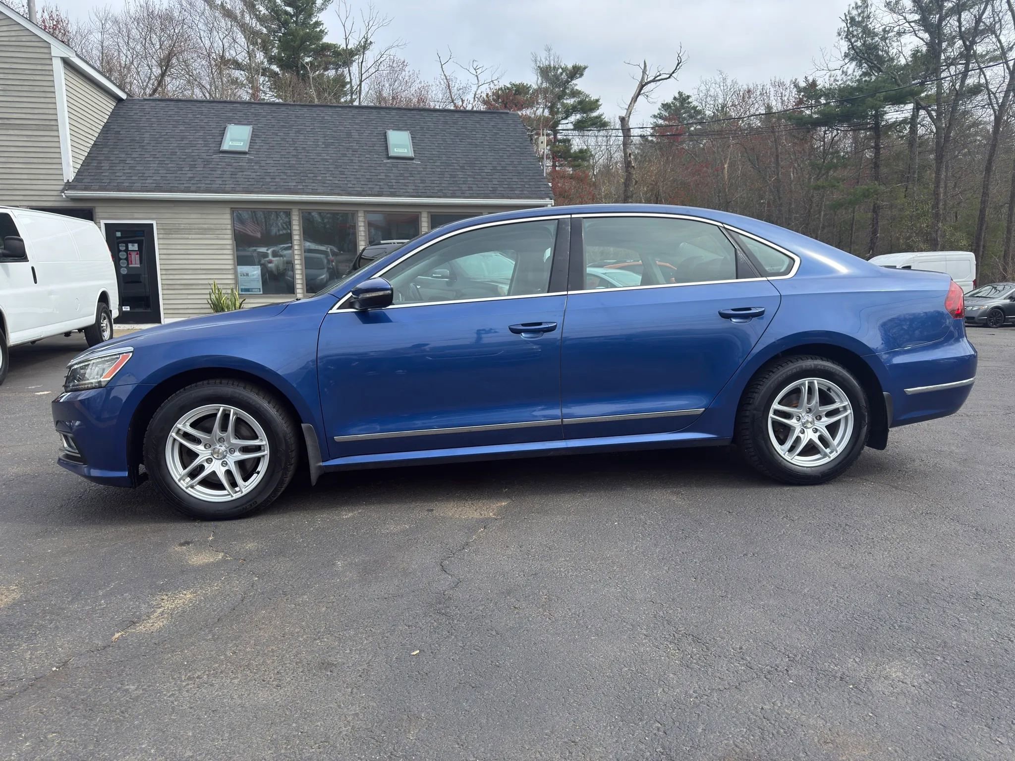 Used 2017 Volkswagen Passat 1.8T SE FWD image 4