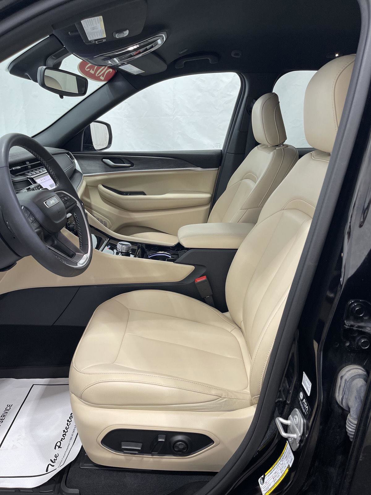 Used 2023 Jeep Grand Cherokee Limited w/ Black Appearance Package image 3