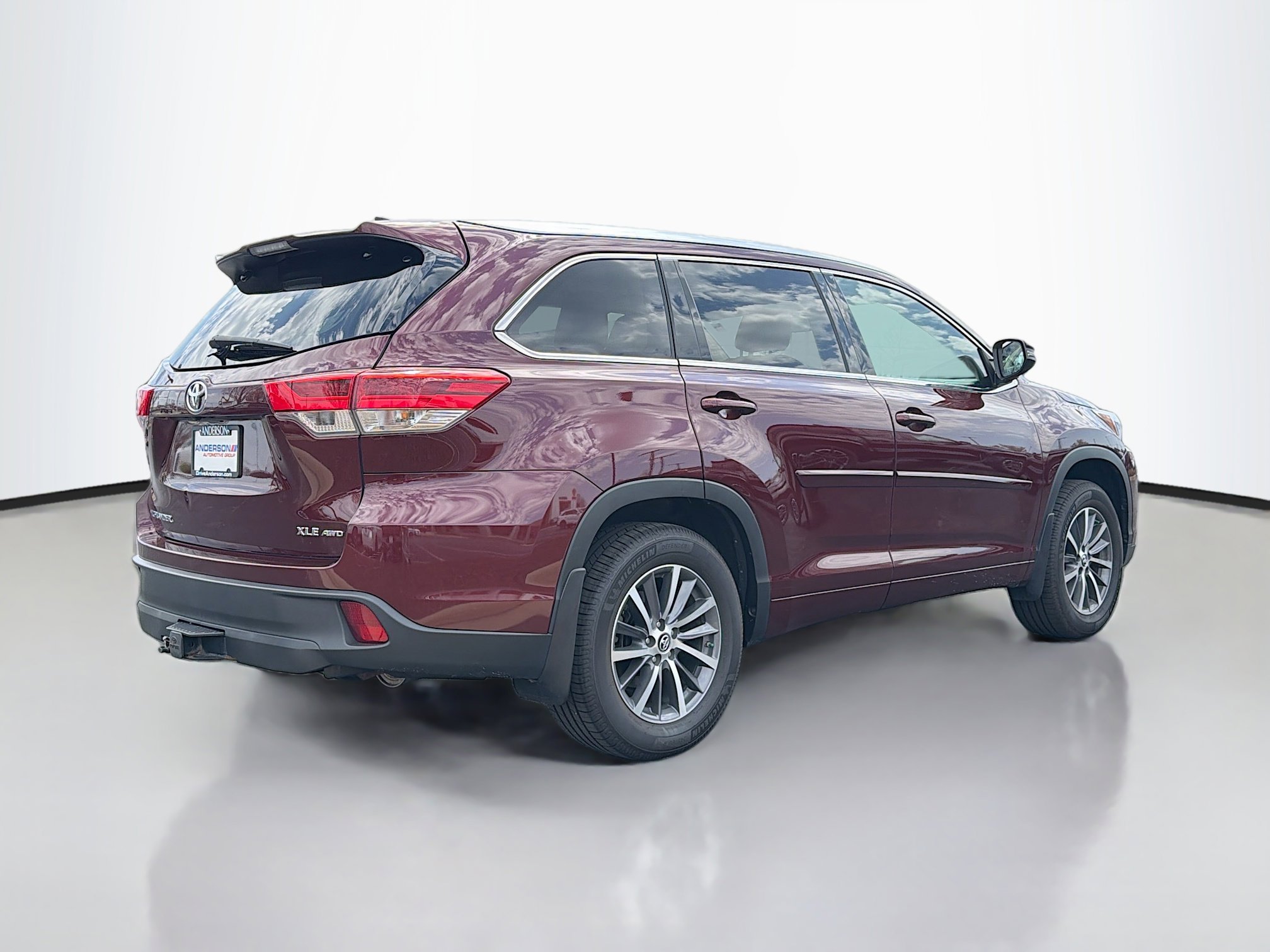 Used 2017 Toyota Highlander XLE image 2