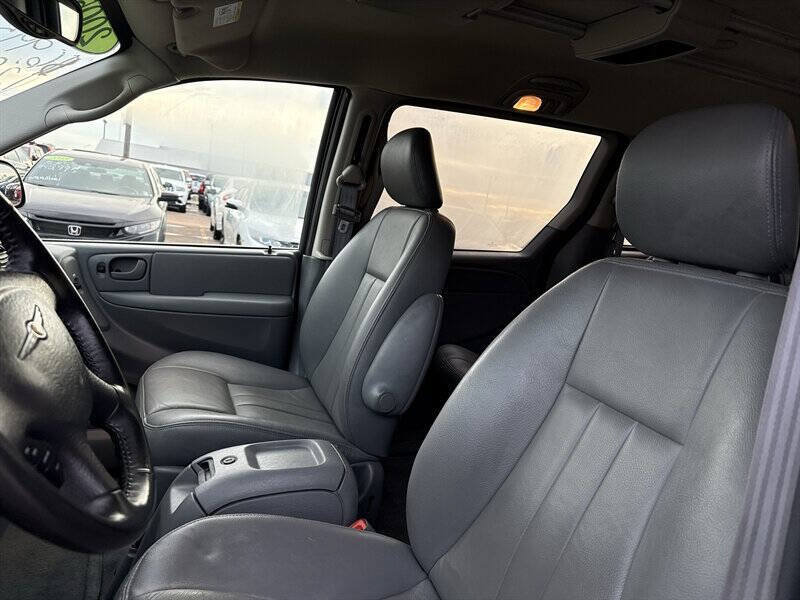 Used 2005 Chrysler Town & Country Touring w/ Luxury Group FWD image 14