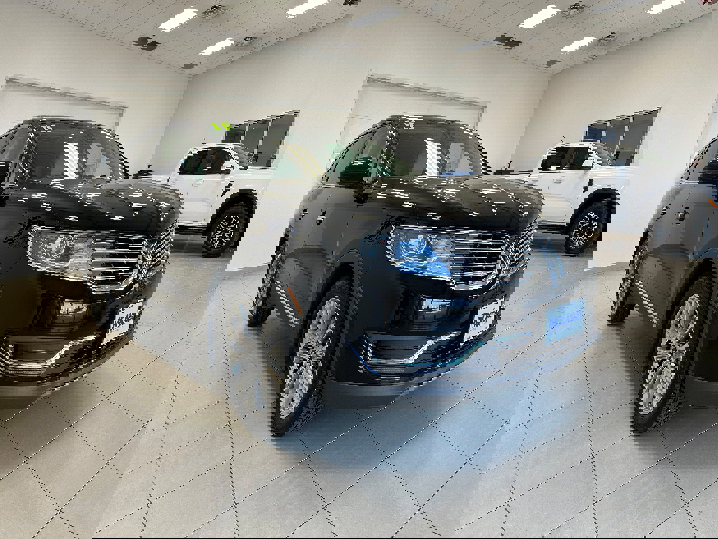 Used 2016 Lincoln MKX Reserve w/ Driver Assistance Package image 4