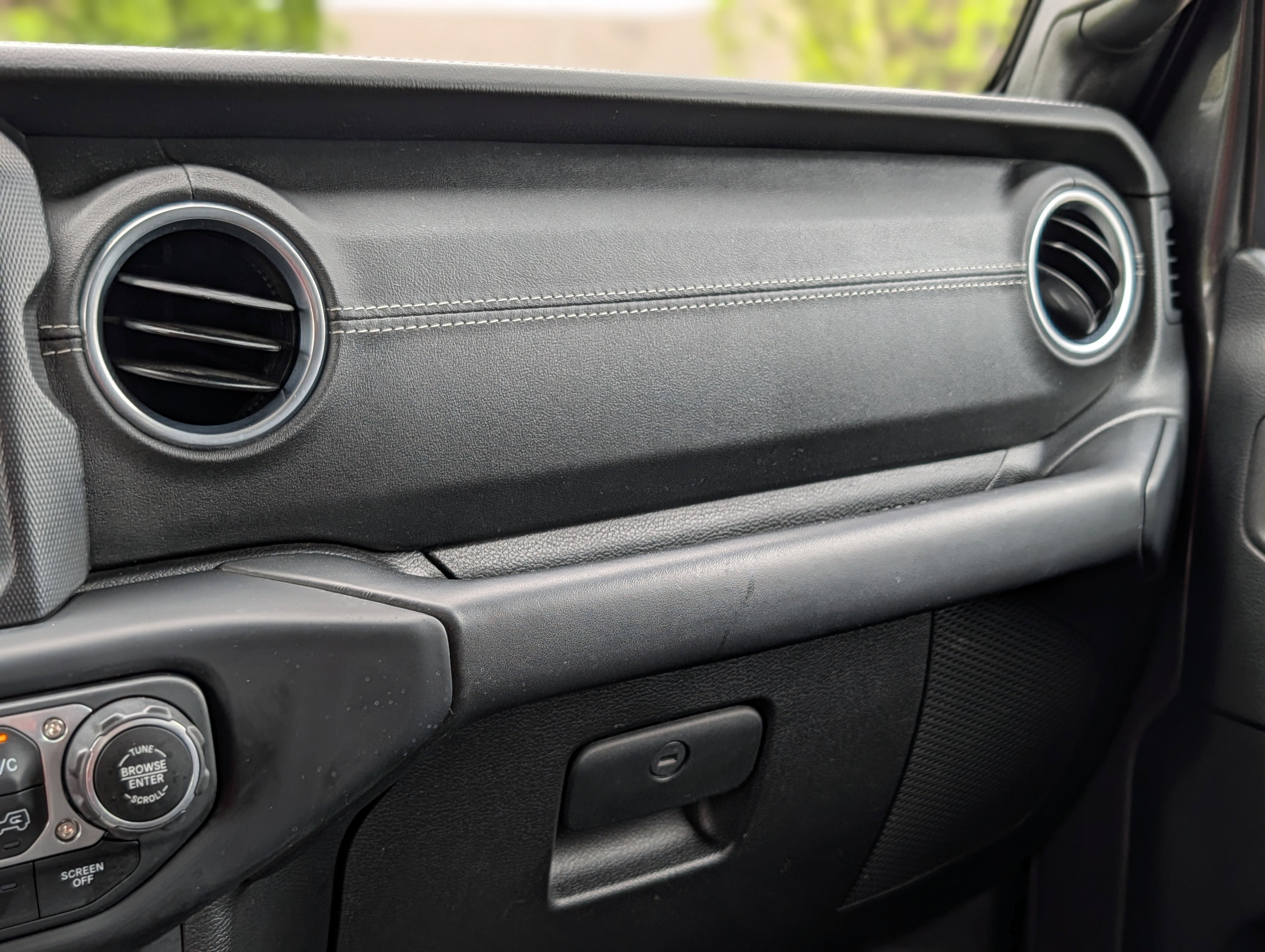 Used 2018 Jeep Wrangler Unlimited Sahara image 15