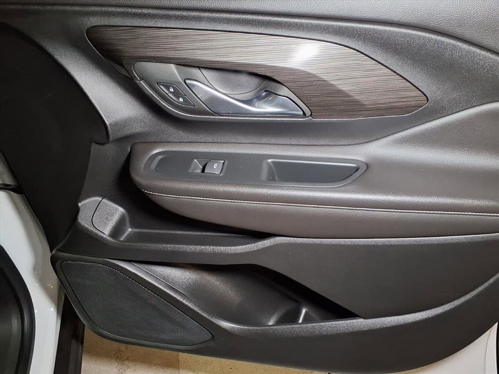 Used 2023 GMC Terrain SLE w/ Elevation Edition image 5