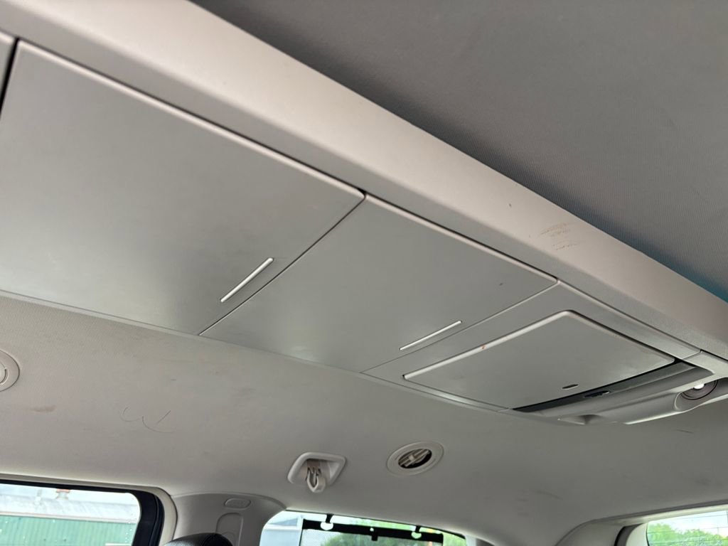 Used 2011 Chrysler Town & Country Touring-L w/ Entertainment Group #2 FWD image 28