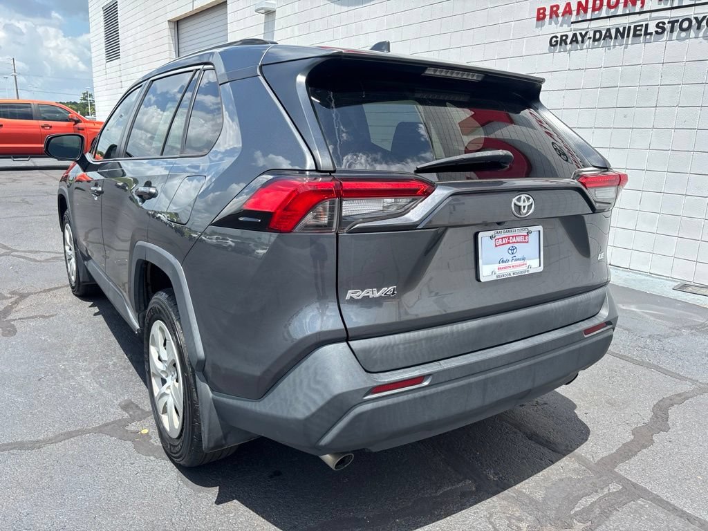 Used 2021 Toyota RAV4 LE FWD image 5