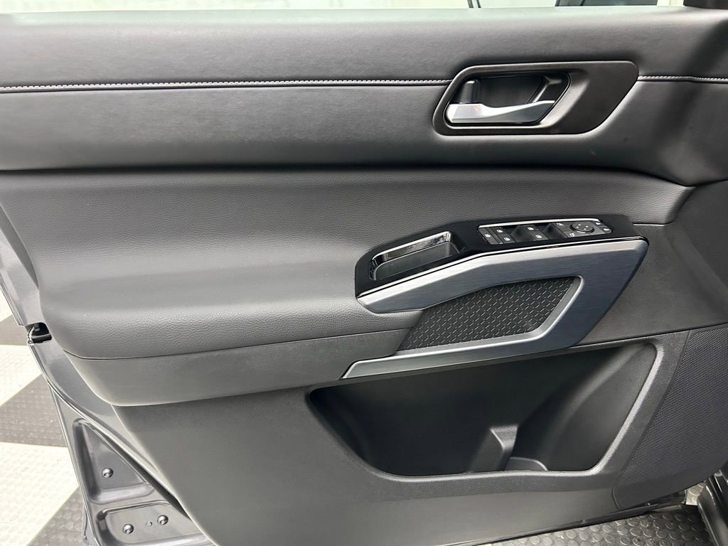 Used 2025 Nissan Pathfinder SL w/ Black Appearance Package image 10
